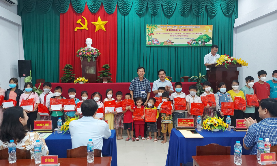 Lãnh đạo tỉnh trao quà Tết Trung thu 2022 cho trẻ em có hoàn cảnh đặc biệt ở Thạnh Hóa