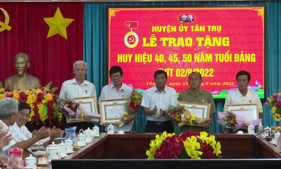 Tân Trụ trao huy hiệu Đảng đợt 2/9