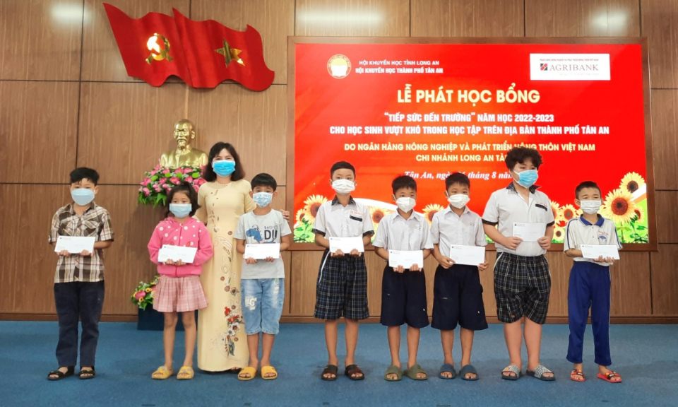 Hội Khuyến học thành phố Tân An trao học bổng “Tiếp sức đến trường”