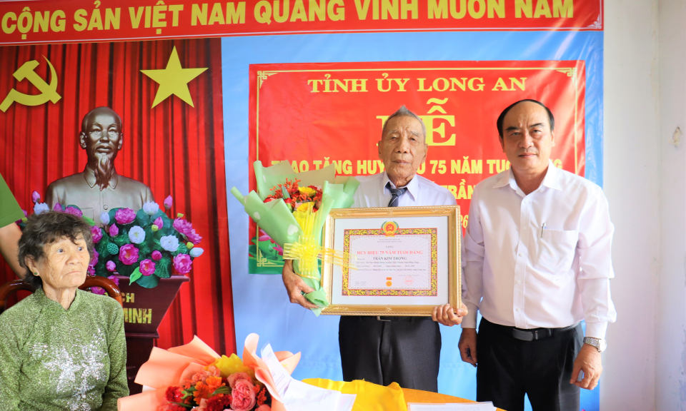 Tỉnh ủy Long An trao huy hiệu 75 năm tuổi Đảng cho đảng viên Trần Kim Trọng