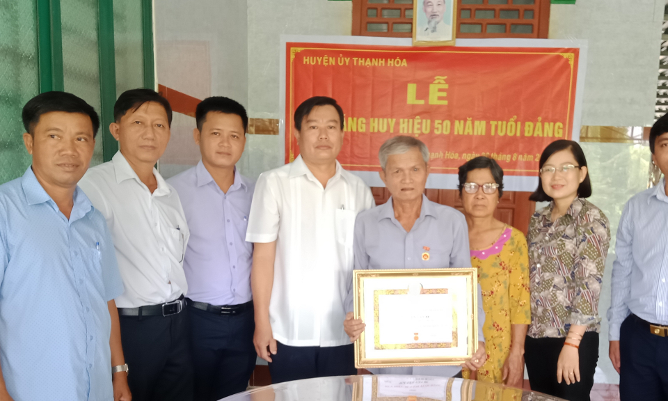 Thạnh Hóa trao huy hiệu 50 năm tuổi Đảng cho đảng viên