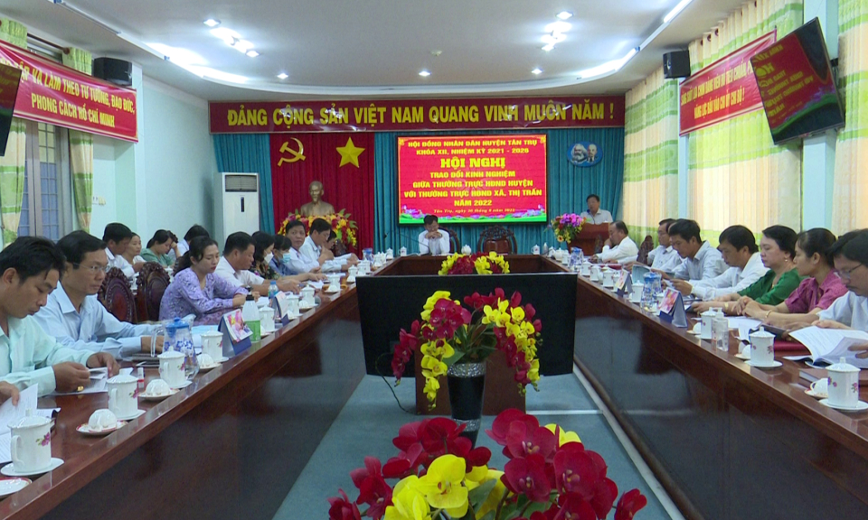  HĐND huyện Tân Trụ trao đổi kinh nghiệm với HĐND xã, thị trấn