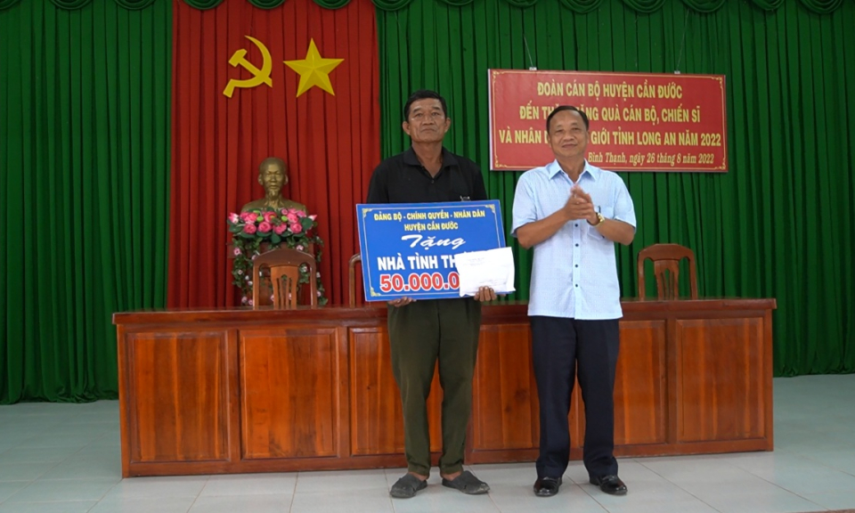 Đoàn cán bộ huyện Cần Đước đến thăm tặng quà cán bộ, chiến sĩ và Nhân dân biên giới tại Mộc Hóa