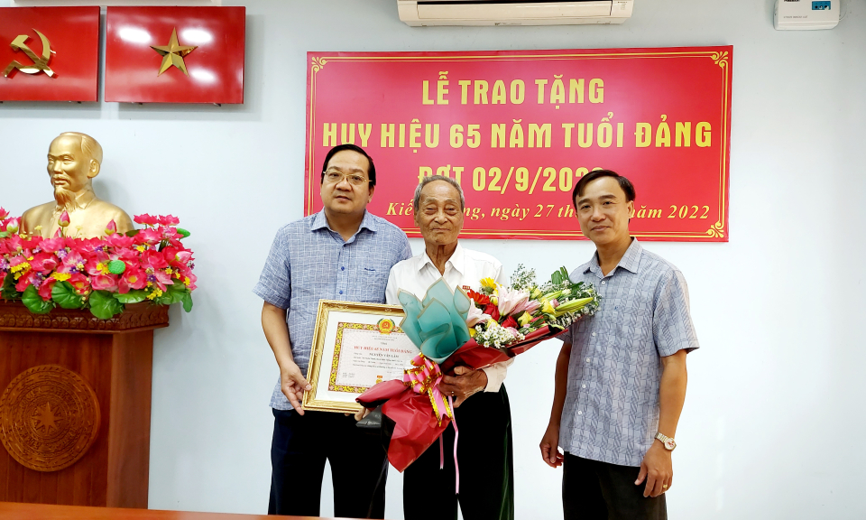 Tỉnh ủy Long An trao tặng Huy hiệu 65 năm tuổi Đảng cho đảng viên