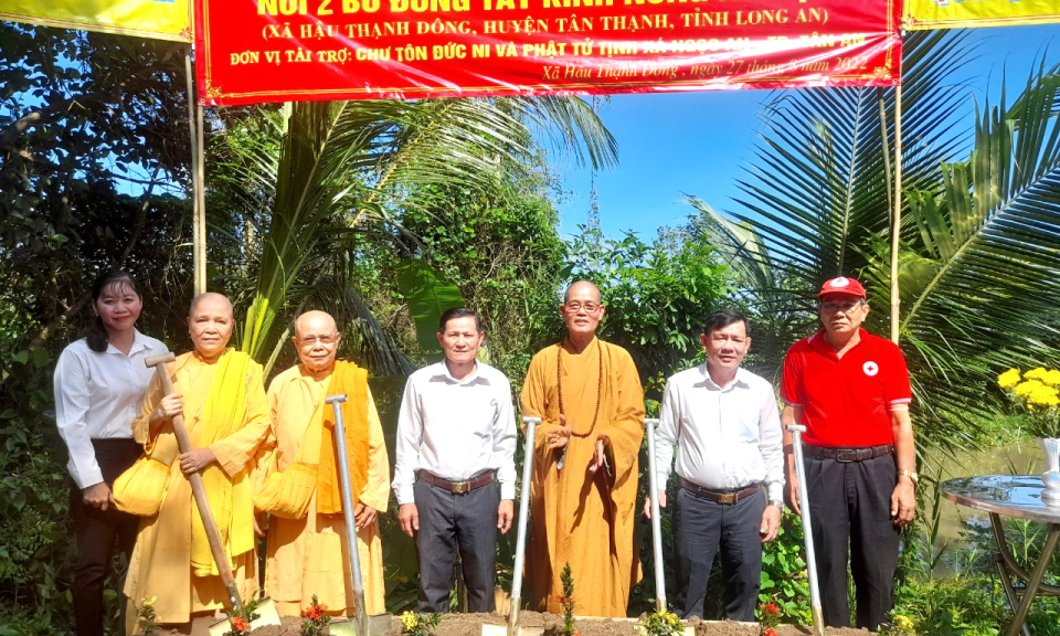 Tân Thạnh khởi công cầu giao thông nông thôn
