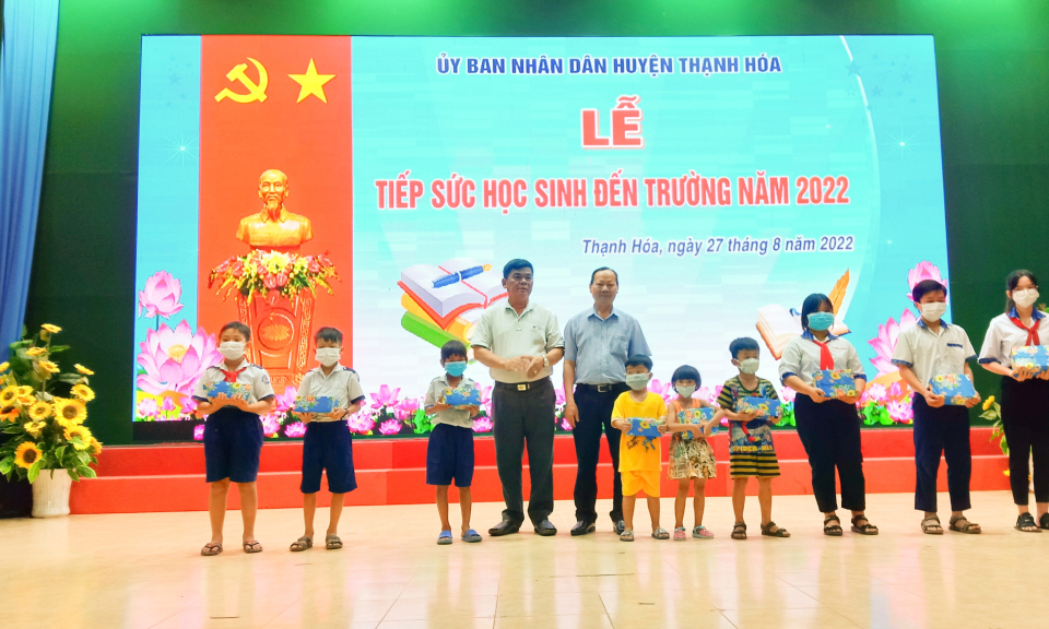 Thạnh Hóa tổ chức Lễ tiếp sức học sinh đến trường năm 2022