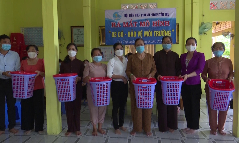 Hội LHPN huyện Tân Trụ ra mắt mô hình bảo vệ môi trường