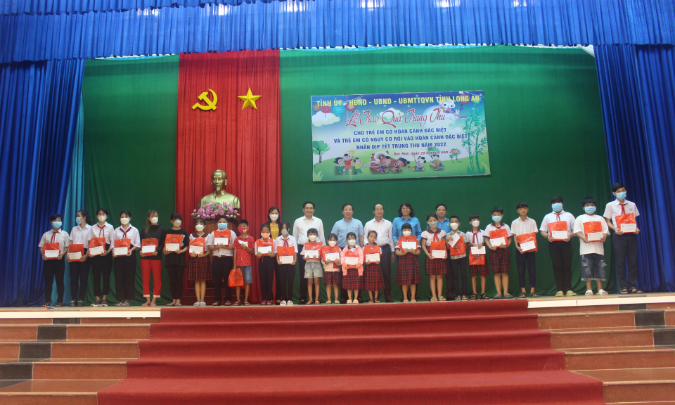 Chủ tịch UBND tỉnh tặng quà trung thu tại huyện Đức Huệ
