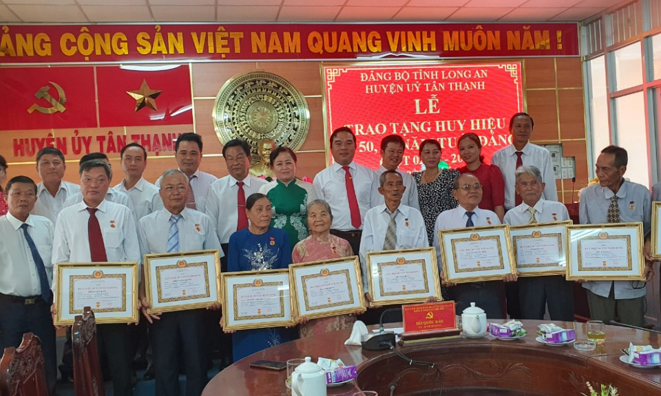 Thường vụ Huyện ủy Tân Thạnh trao huy hiệu Đảng đợt 2/9
