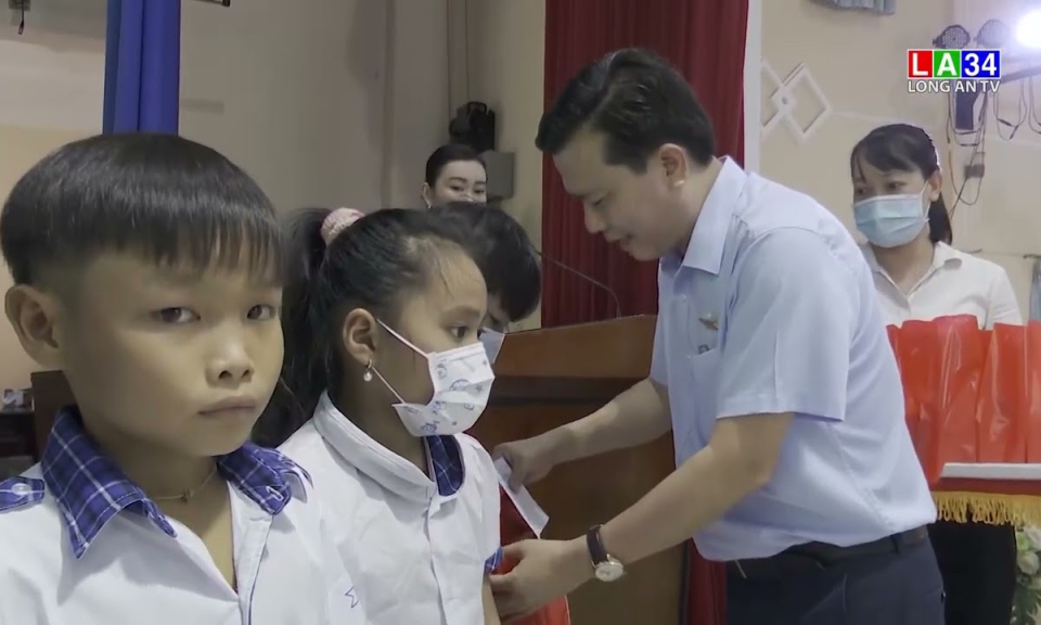 Phó Bí thư Thường trực Tỉnh ủy Long An tặng quà Trung thu cho trẻ em