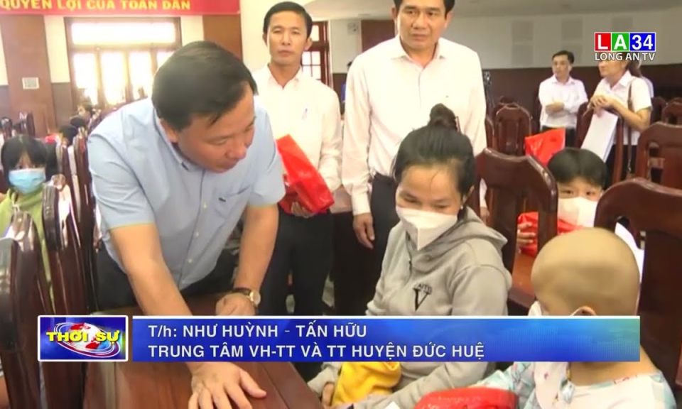Chủ tịch UBND tỉnh Long An tặng quà Trung thu cho trẻ em
