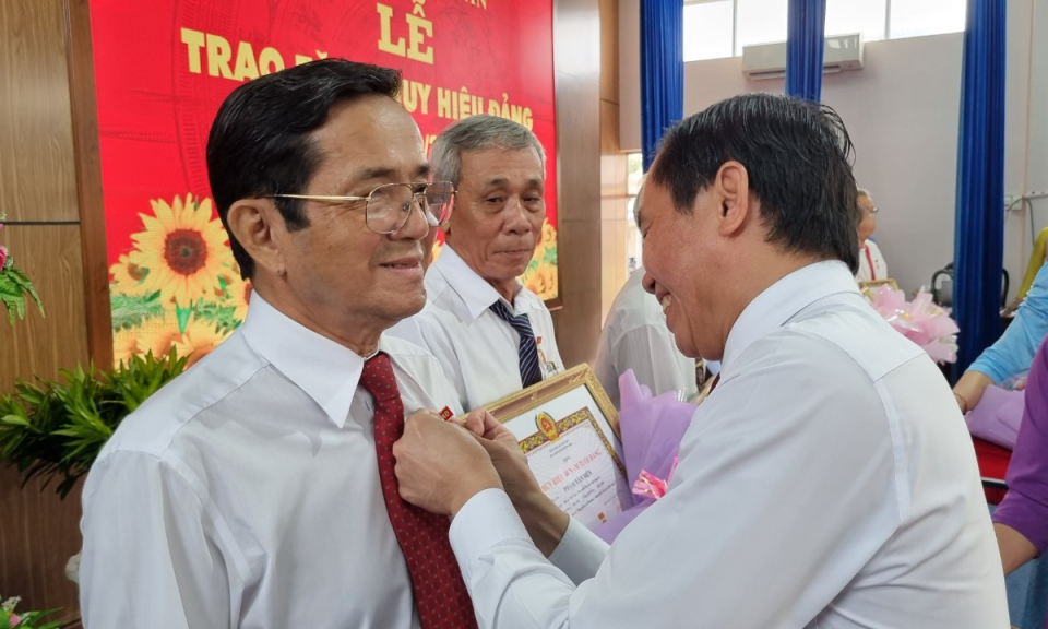 Thành ủy Tân An trao huy hiệu Đảng đợt 2/9