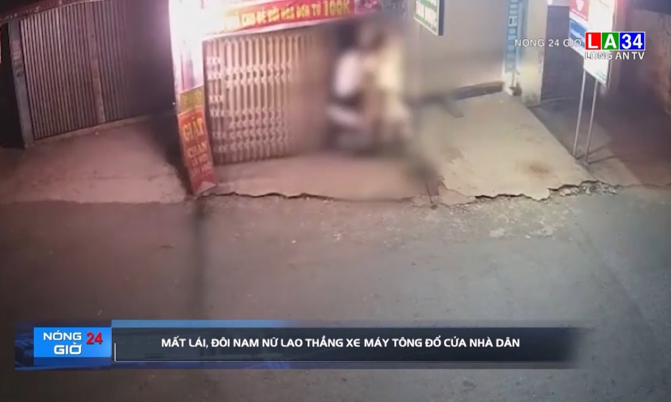 Mất lái, đôi nam nữ lao thẳng xe máy tông đổ cửa nhà dân