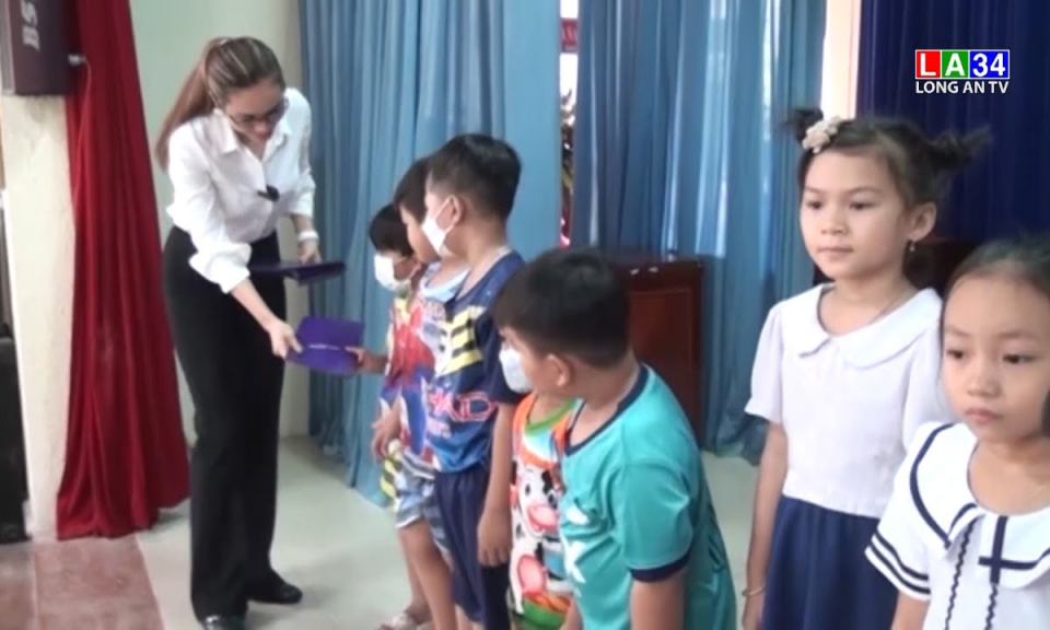 Đức Huệ: Á hậu Vũ Hoàng My trao quà cho học sinh