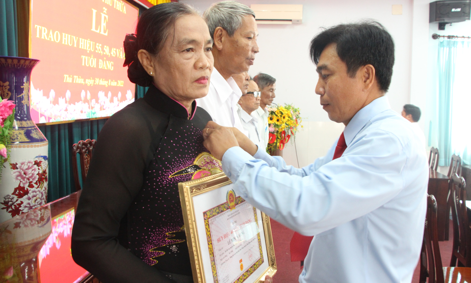Huyện ủy Thủ Thừa trao huy hiệu Đảng cho Đảng viên cao niên
