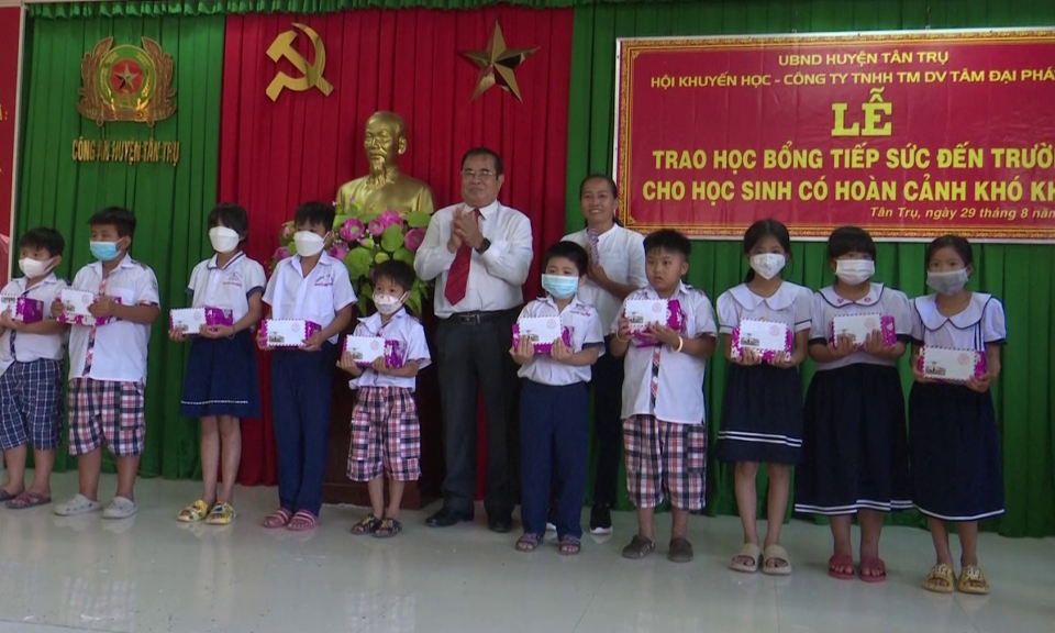 Tân Trụ tiếp sức học sinh đến trường
