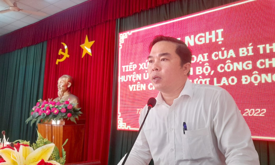 Bí thư Huyện ủy Tân Thạnh tiếp xúc, đối thoại trực tiếp với cán bộ, công chức, viên chức và người lao động