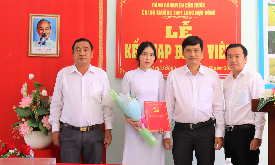 Cần Đước tăng cường phát triển đảng viên trong trường học và doanh nghiệp