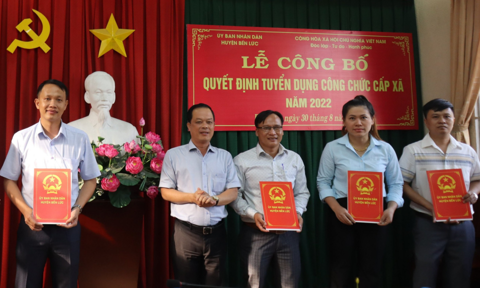 Bến Lức công bố quyết định tuyển dụng công chức cấp xã năm 2022