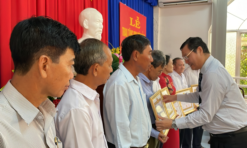 Huyện ủy Tân Hưng trao Huy hiệu Đảng cho 08 đảng viên cao niên đợt 02/9/2022