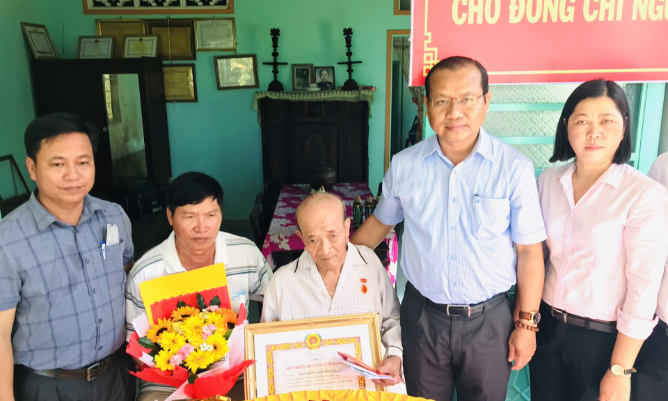 Bí thư Huyện ủy Cần Giuộc trao huy hiệu 60 năm tuổi đảng cho đảng viên cao niên Nguyễn Văn Thanh