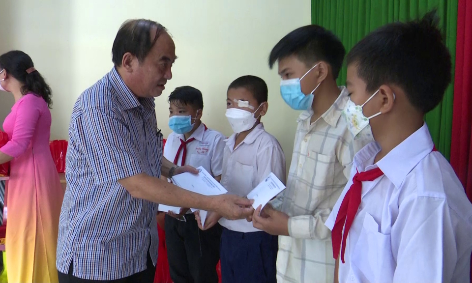 Chủ tịch UB.MTTQ VN tỉnh Long An trao quà trng thu cho trẻ em Tân Trụ