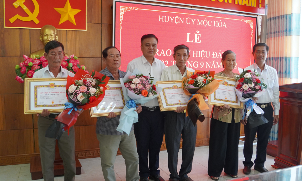 Huyện ủy Mộc Hóa tổ chức Lễ trao huy hiệu Đảng đợt 2/9