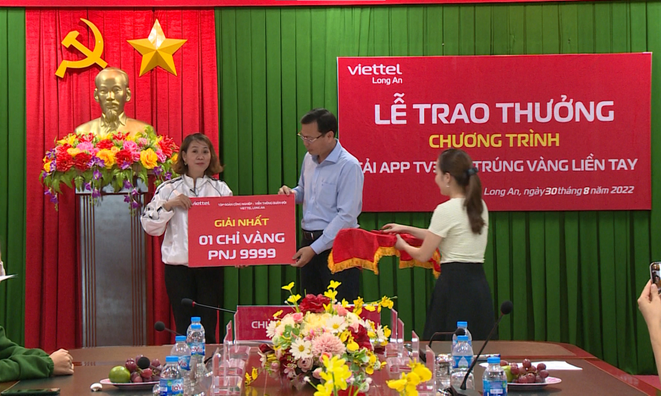 Trao giải cho khách hàng trúng thưởng từ Chương trình Tải app TV360