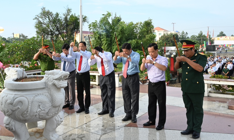 Lãnh đạo huyện Bến Lức dâng hương tưởng nhớ Anh hùng liệt sĩ nhân kỷ niệm Quốc khánh 2/9