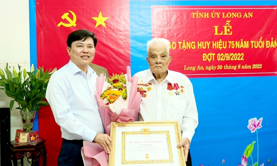 Phó Bí thư Thường trực Tỉnh ủy trao huy hiệu 75 năm tuổi Đảng cho đảng viên cao niên ở TP Tân An