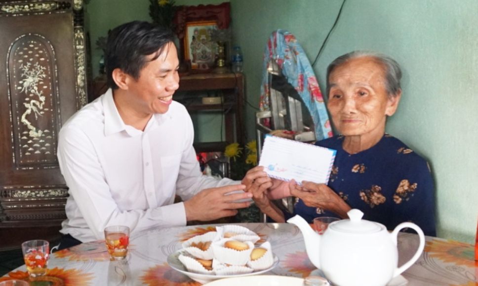 Bí thư Thành ủy Tân An thăm, tặng quà Mẹ Việt Nam Anh hùng