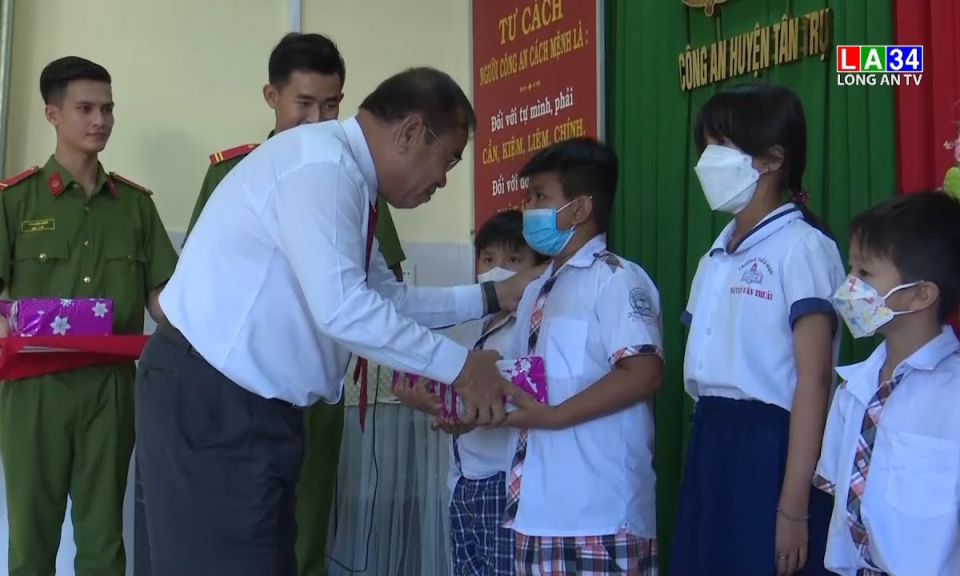 Tân Trụ: Tiếp sức học sinh đến trường