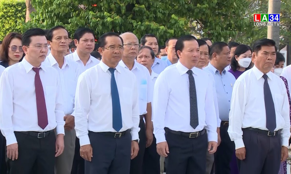Long An: Viếng Nghĩa trang Liệt sĩ nhân kỷ niệm 77 năm Quốc khánh nước CHXHCN Việt Nam