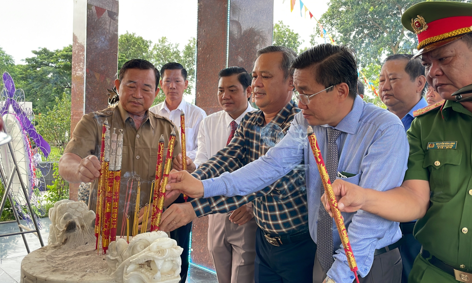 Tân Hưng tổ chức viếng Nhà bia ghi tên liệt sĩ huyện nhân Quốc khánh 2/9
