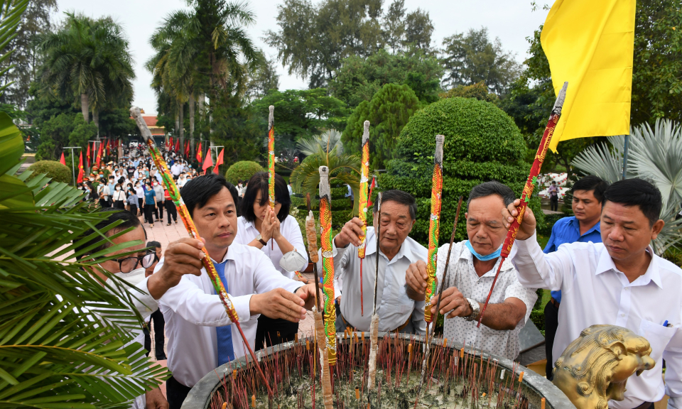 Lãnh đạo huyện Đức Hòa viếng Nghĩa trang liệt sĩ