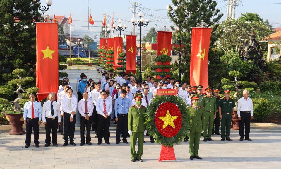 Lãnh đạo Huyện Cần Đước dâng hương tưởng niệm các anh hùng liệt sĩ