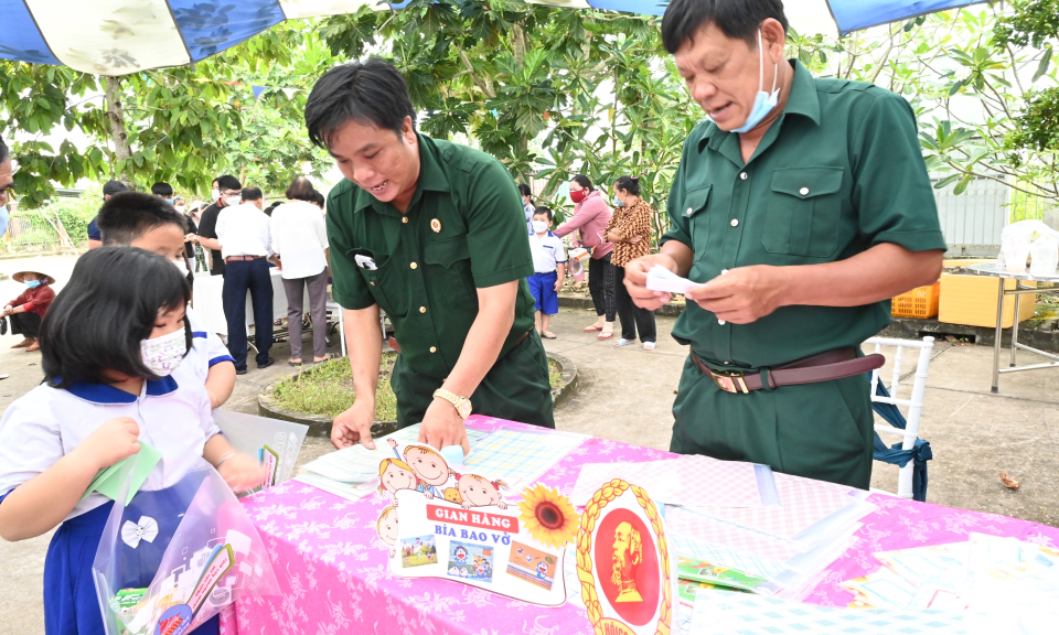 Chương trình "Thắp sáng ước mơ" và "Phiên chợ 0 đồng” tại Xã Thạnh Đức, huyện Bến Lức