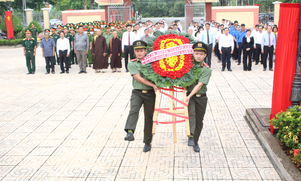 Lãnh đạo Đức Huệ viếng Nghĩa trang liệt sĩ