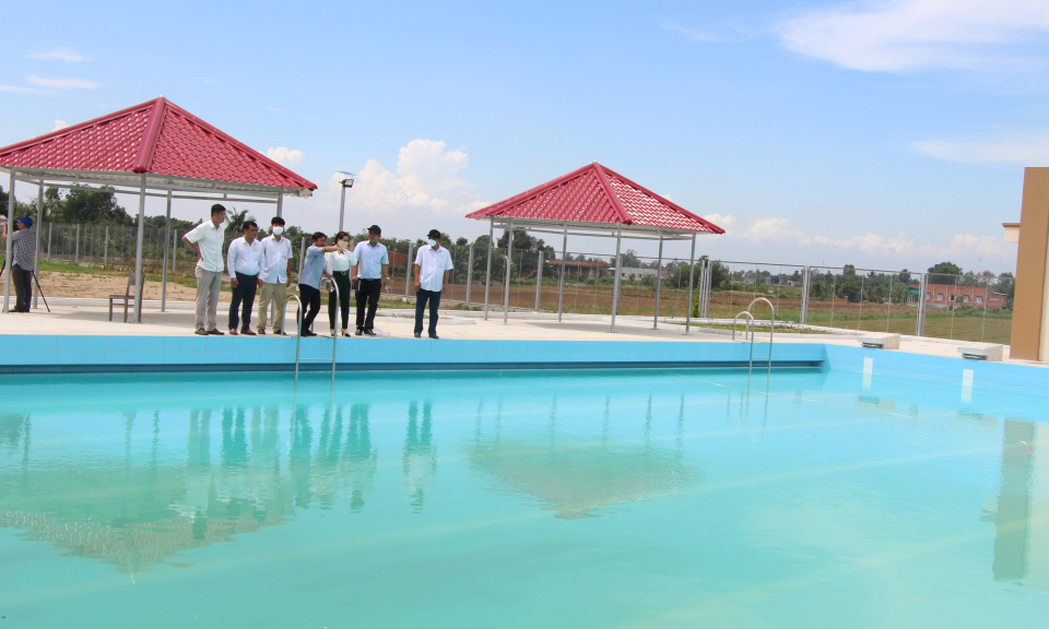 Thủ Thừa nghiệm thu công trình Trung tâm Văn hóa - Thể thao khu vực các xã phía Bắc
