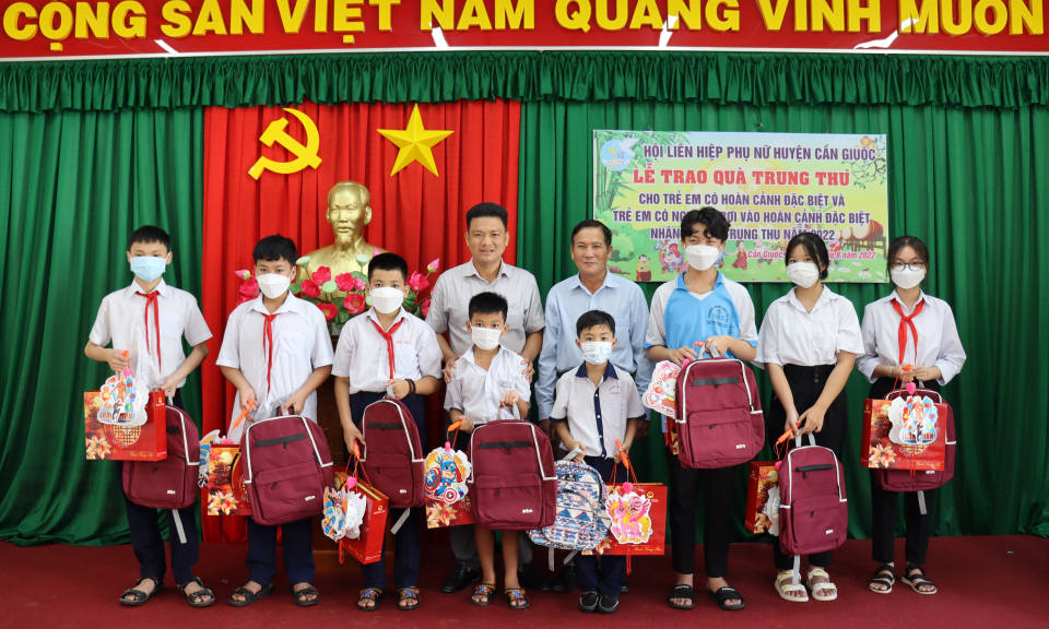 Hội Phụ nữ huyện Cần Giuộc tặng quà trung thu cho trẻ em mồ côi