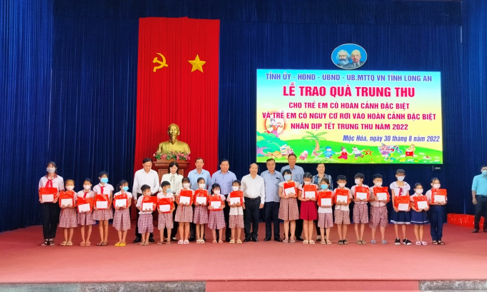 Mộc Hóa: Lãnh đạo tỉnh trao quà trung thu cho trẻ em có hoàn cảnh đặc biệt