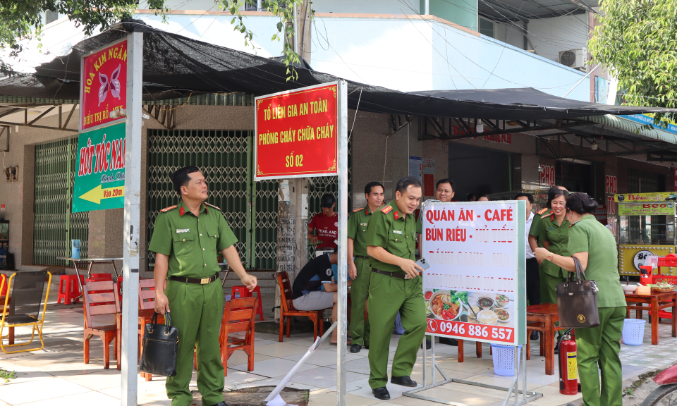 Bến Lức ra mắt mô hình “Tổ liên gia an toàn PCCC”, “Điểm chữa cháy công cộng” 