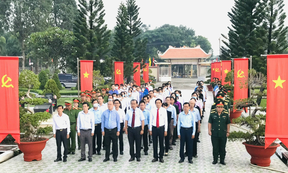 Lãnh đạo Cần Giuộc viếng Nghĩa trang Liệt sĩ