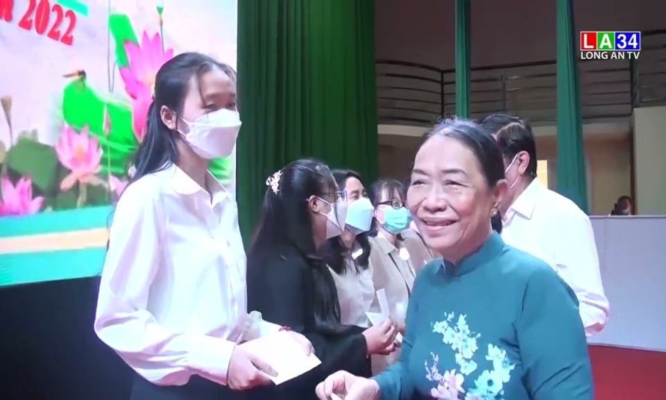 Nguyên Chủ tịch nước Trương Tấn dự Sang trao học bổng khuyến học