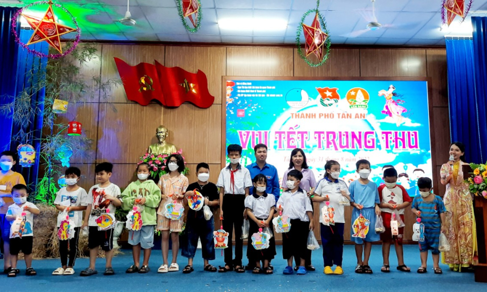 Thành phố Tân An tổ chức đêm Hội trăng rằm cho thiếu nhi