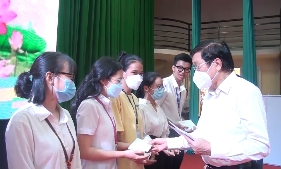 Nguyên Chủ tịch nước Trương Tấn Sang dự trao học bổng khuyến học tại Đức Hòa