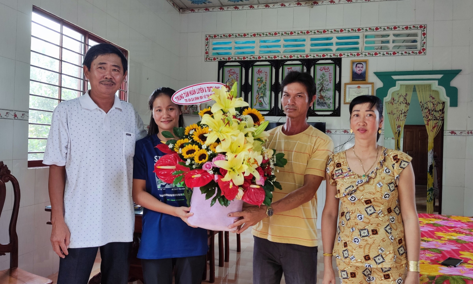 Gặp gỡ, động viên gia đình và kình ngư trẻ Võ Thị Mỹ Tiên