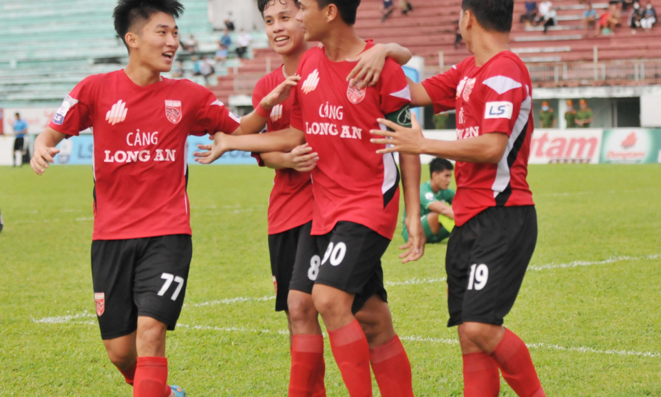 Long An tạo cơn mưa bàn thắng vào lưới CLB Phù Đổng.