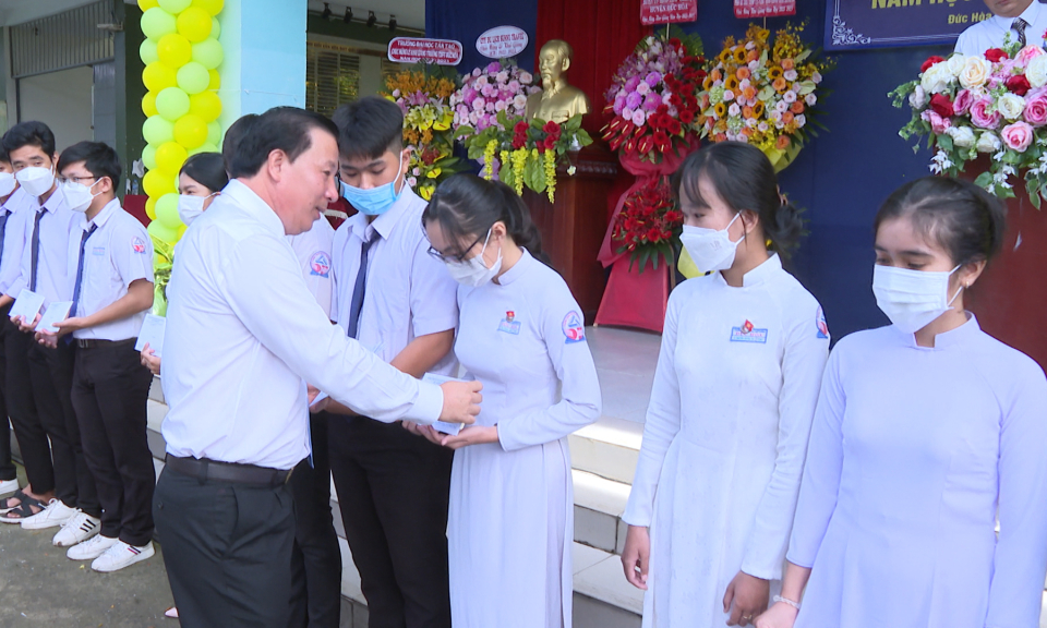 Chủ tịch UBND tỉnh dự khai giảng năm học mới tại Trường THPT Đức Hòa