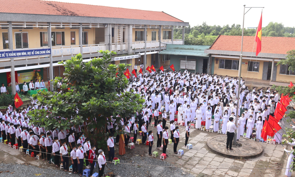 Các trường ở Bến Lức khai giảng năm học mới
